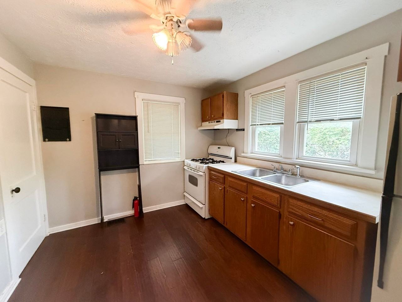 625 N Earl Ave - Photo 2 of 5