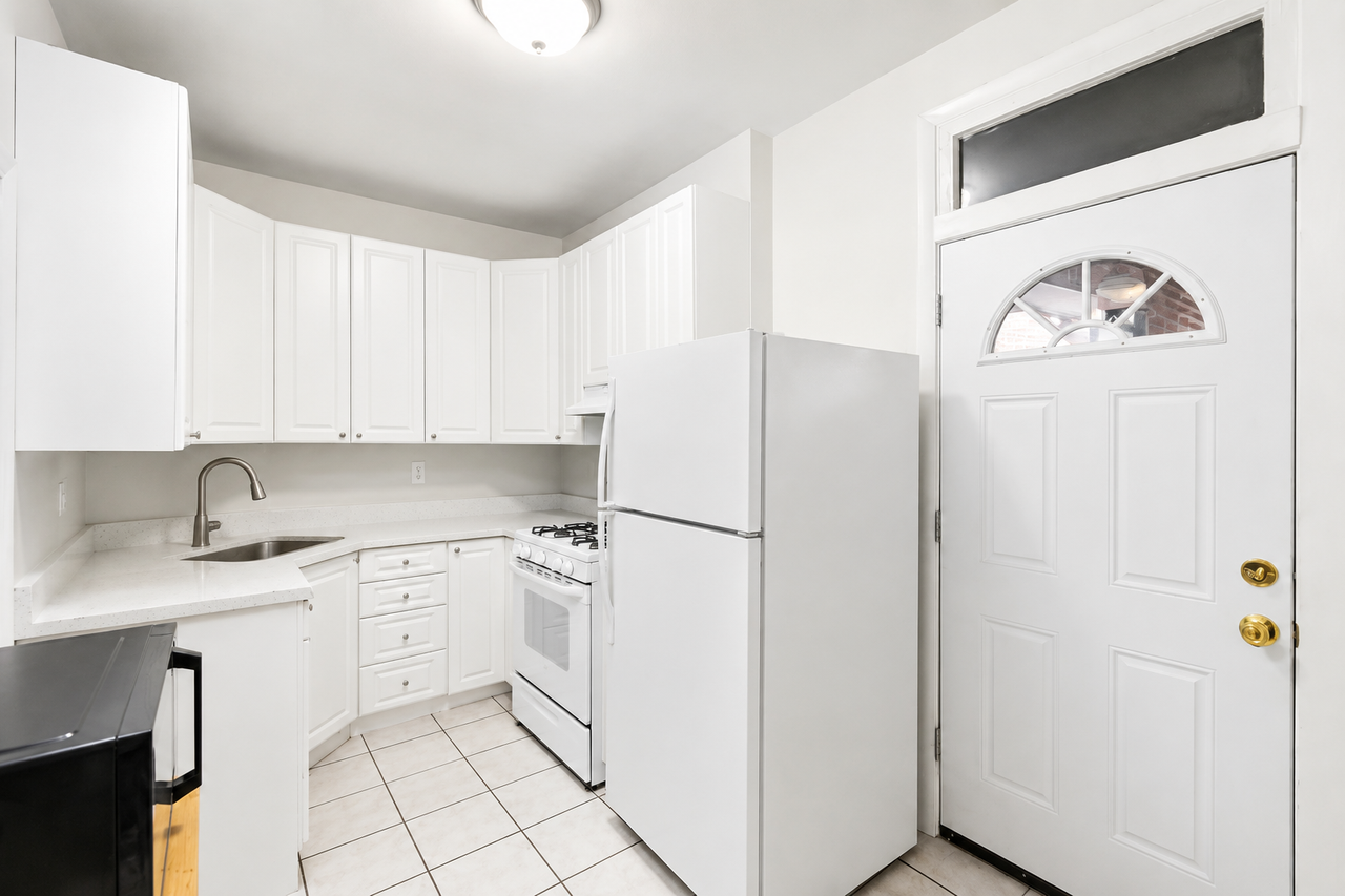 2453 N Clark St #3 - Photo 4 of 10