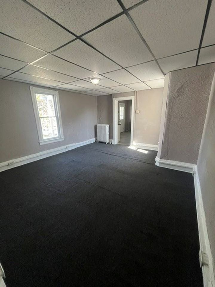 223 W Rowe St - Photo 4 of 11