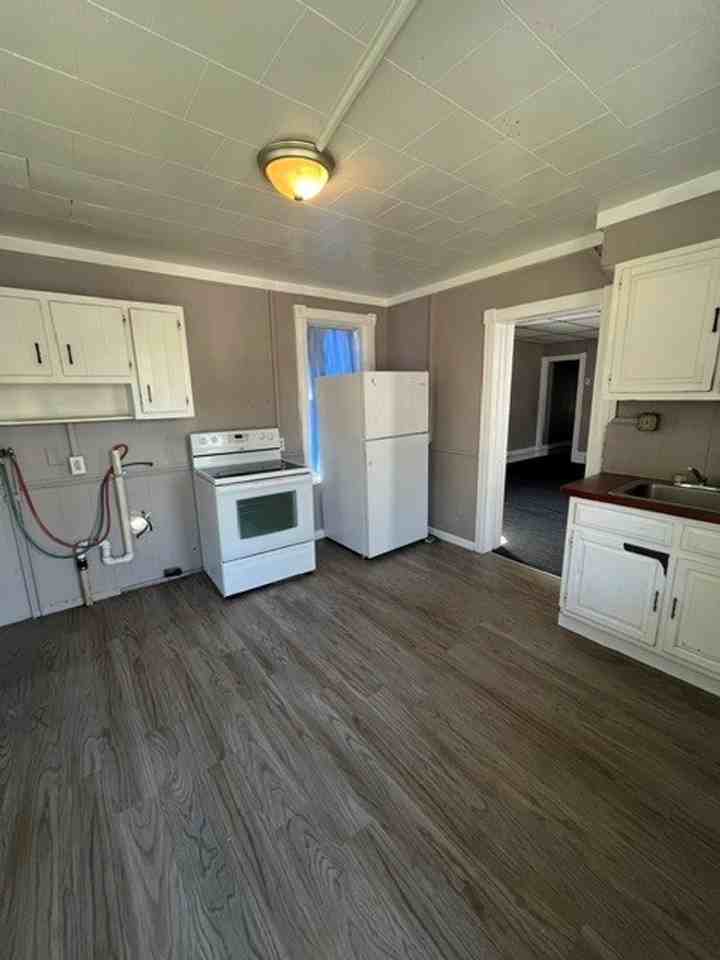 223 W Rowe St - Photo 6 of 11
