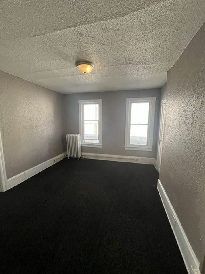 223 W Rowe St - Photo 7 of 11