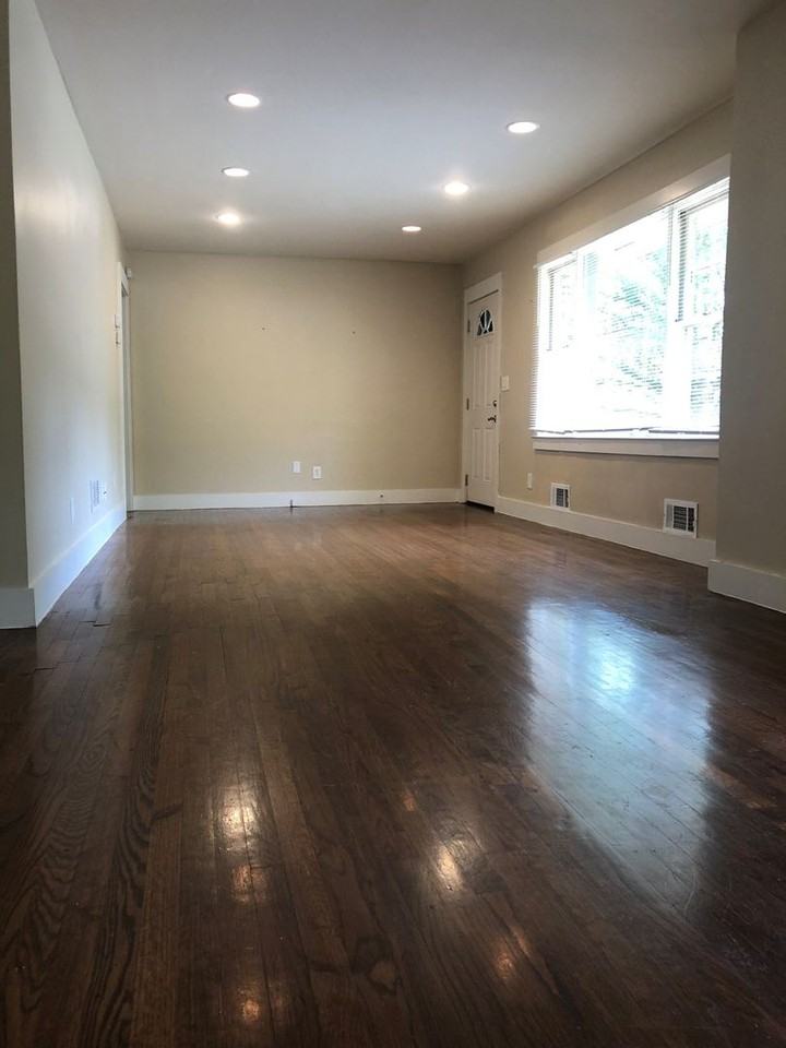 2578 Rockcliff Rd Se - Photo 4 of 6
