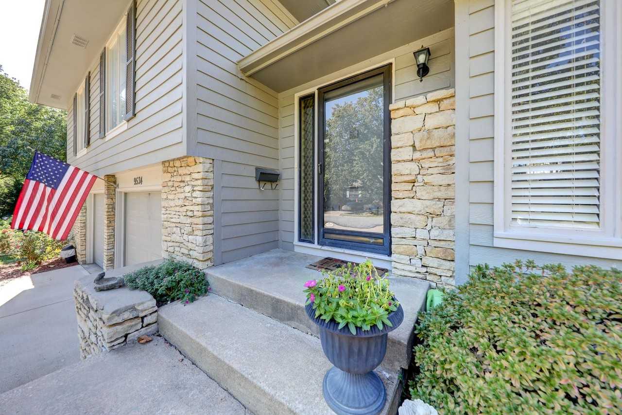 9534 Glenwood St - Photo 3 of 26