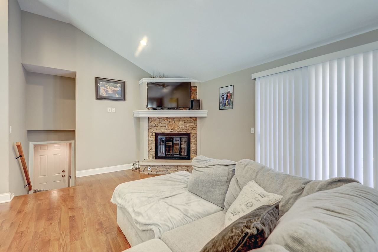 9534 Glenwood St - Photo 6 of 26