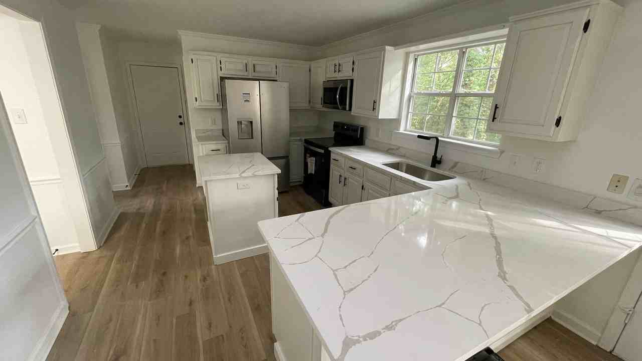14421 Woodcreek Dr - Photo 4 of 28