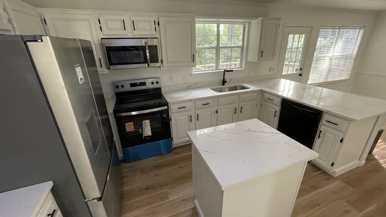 14421 Woodcreek Dr - Photo 5 of 28