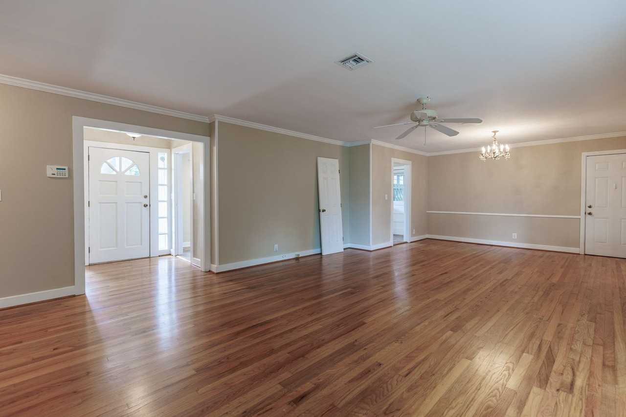 208 Pinecrest Ln - Photo 4 of 24