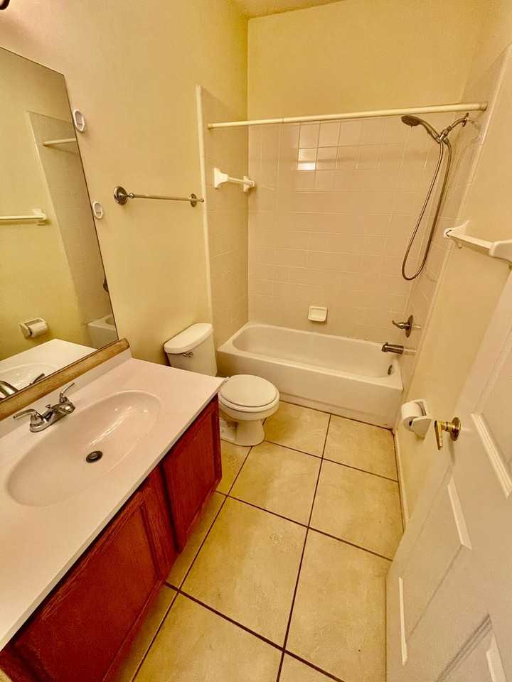 1601 Nectarine St #I6 - Photo 5 of 13