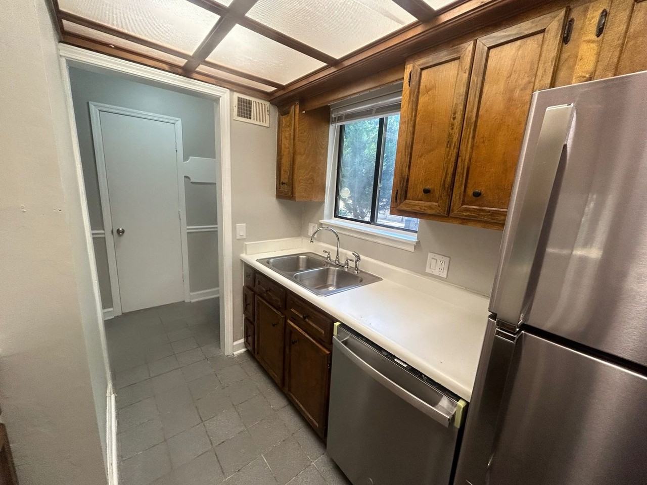 240 Jamil Rd - Photo 5 of 24