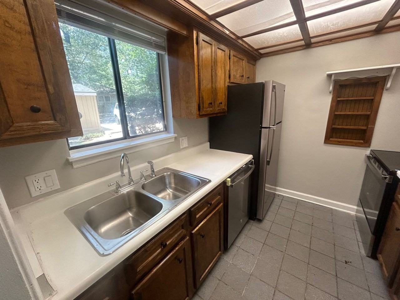 240 Jamil Rd - Photo 7 of 24