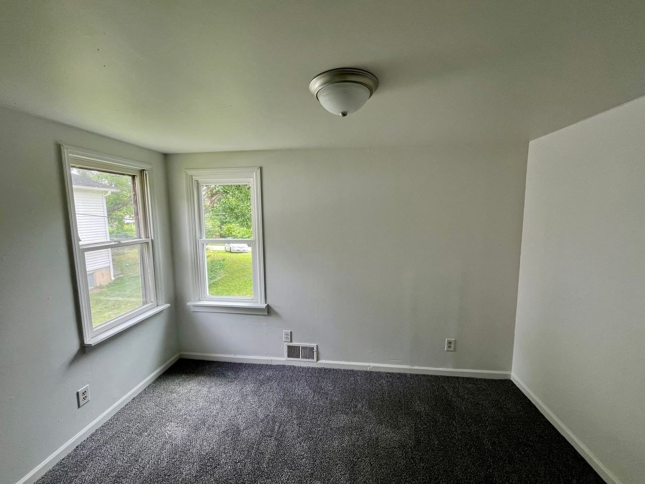 202 Bland St - Photo 4 of 9