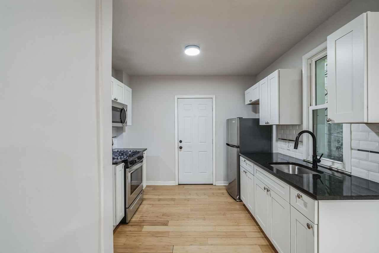 5328 Glenmore Ave - Photo 6 of 16