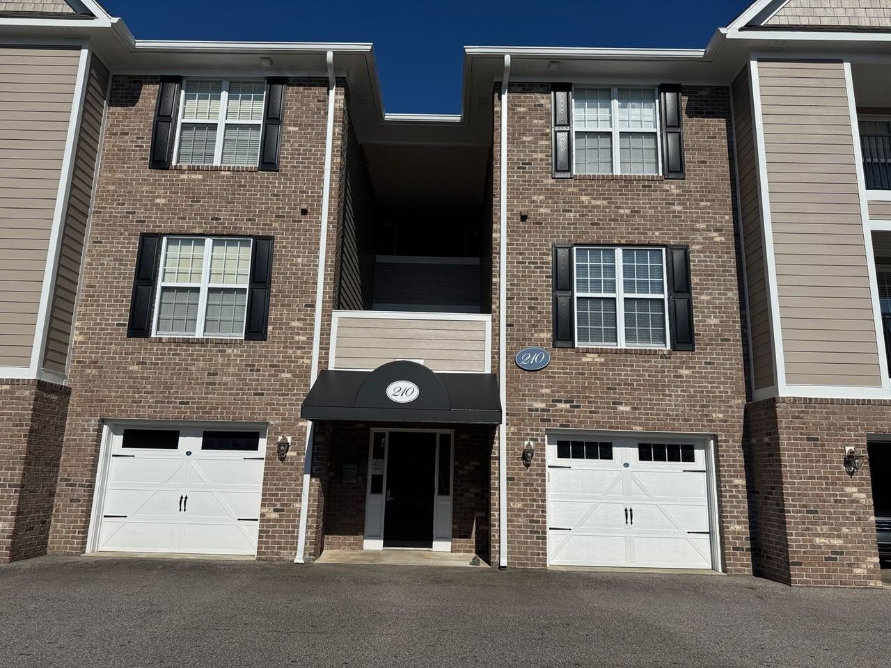 210 Fountainhead Ln - Photo 2 of 23