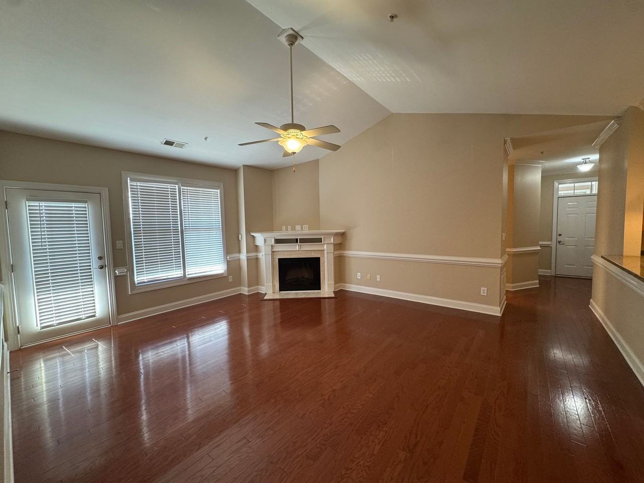 210 Fountainhead Ln - Photo 4 of 23