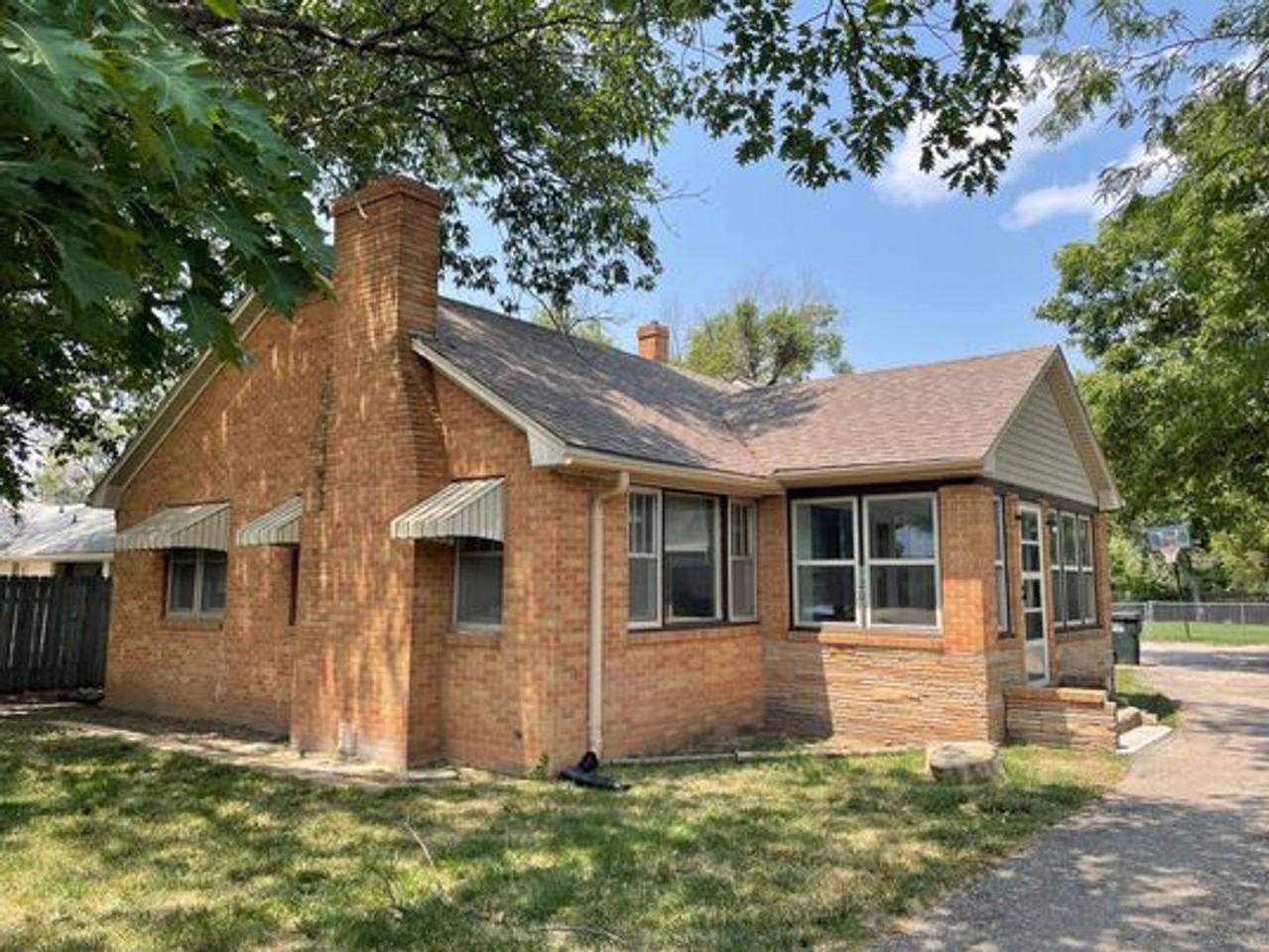 120 E Avenue F - Photo 2 of 21