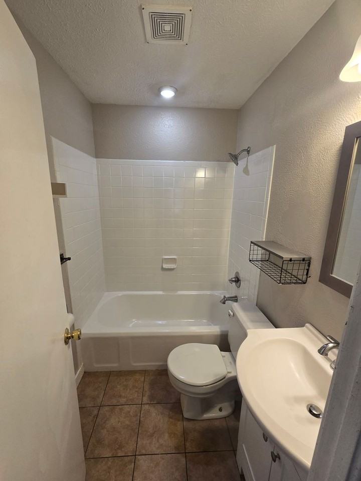 2421 Lindbergh Dr - Photo 7 of 17