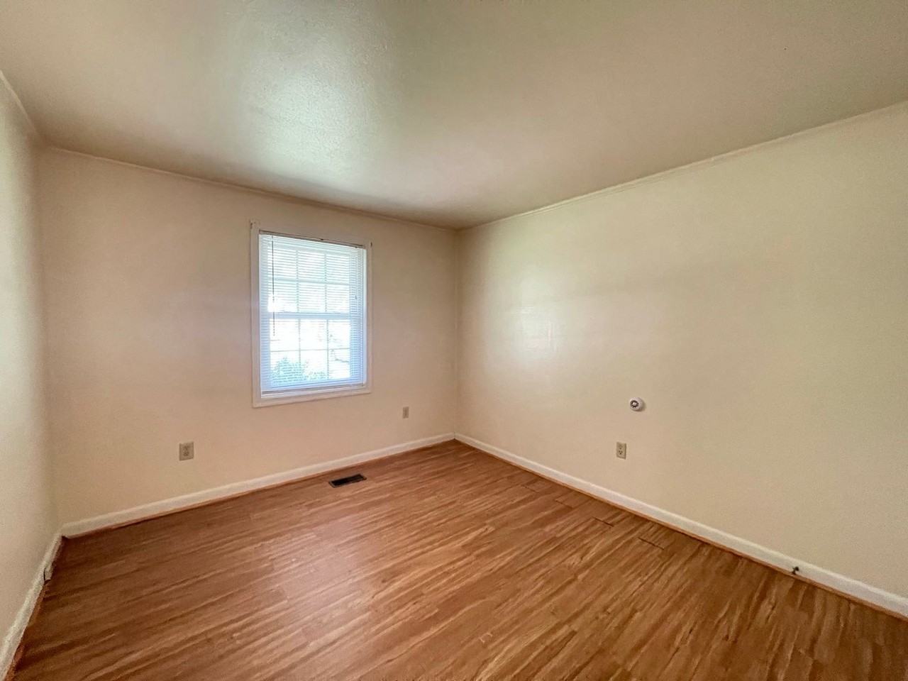 108 Montgomery St - Photo 5 of 9