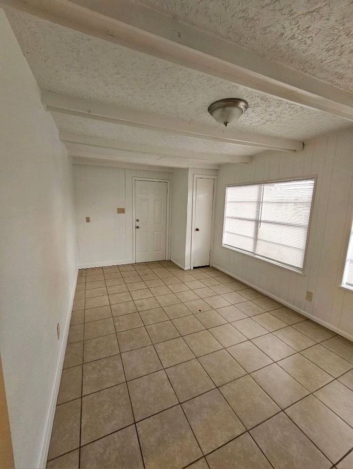 1707 Stanley Dr - Photo 4 of 7