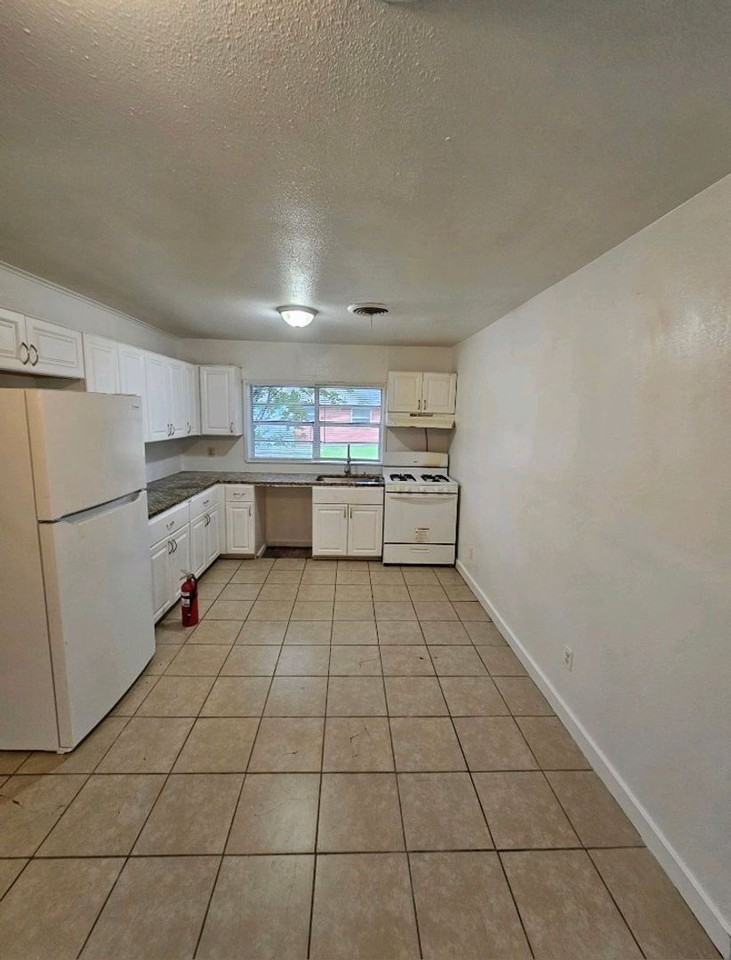 1707 Stanley Dr - Photo 5 of 7