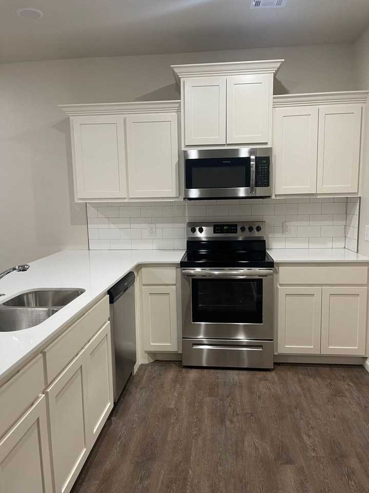 1313 Brooks Dr - Photo 4 of 23