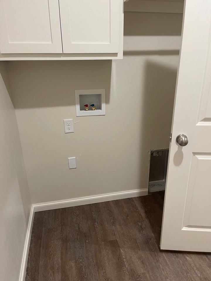 1313 Brooks Dr - Photo 5 of 23