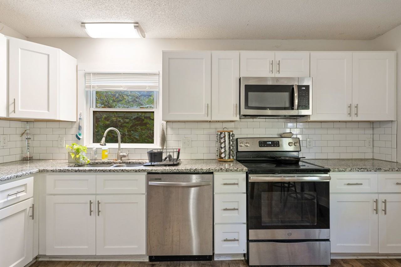 1007 N Hyde Park Ave - Photo 6 of 15