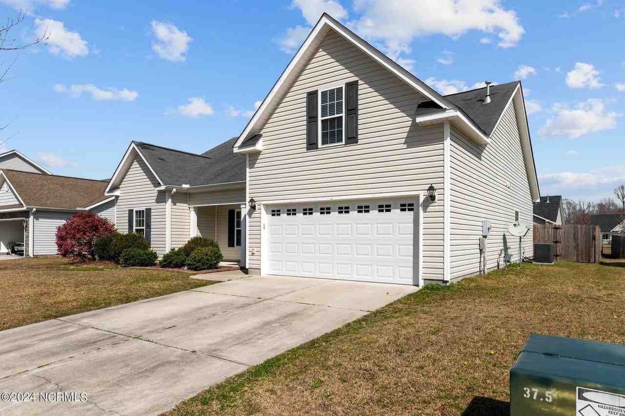 205 Lynden Ln - Photo 2 of 40