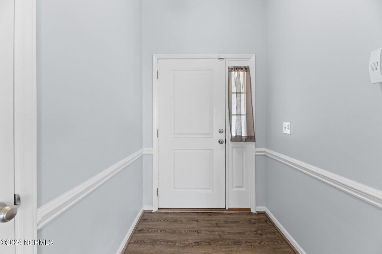 205 Lynden Ln - Photo 4 of 40