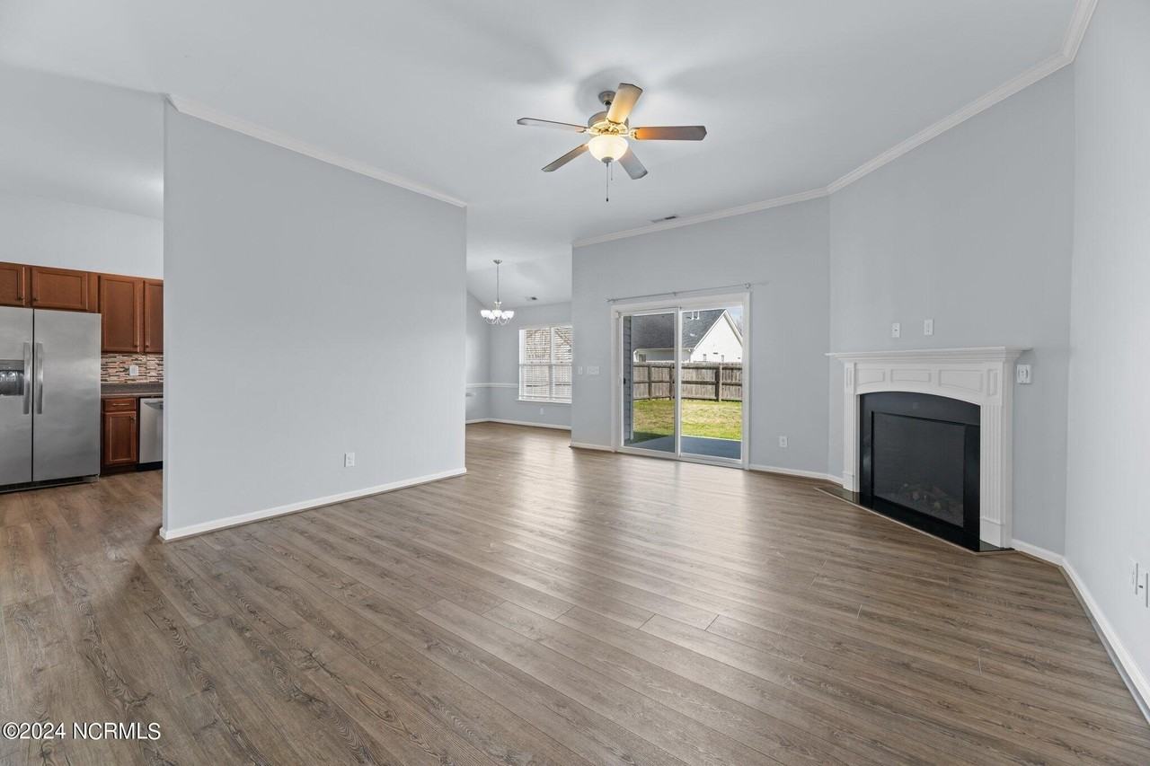 205 Lynden Ln - Photo 5 of 40
