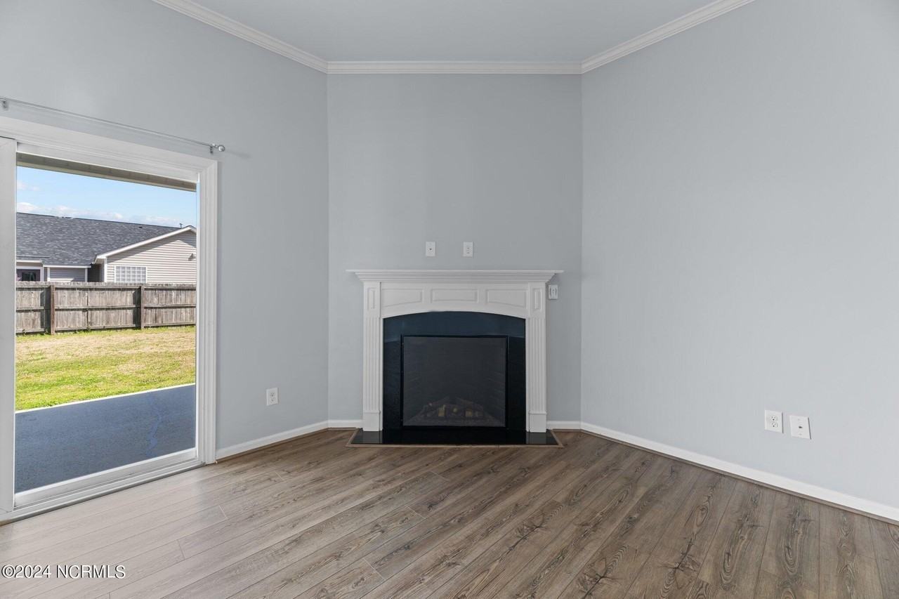 205 Lynden Ln - Photo 6 of 40