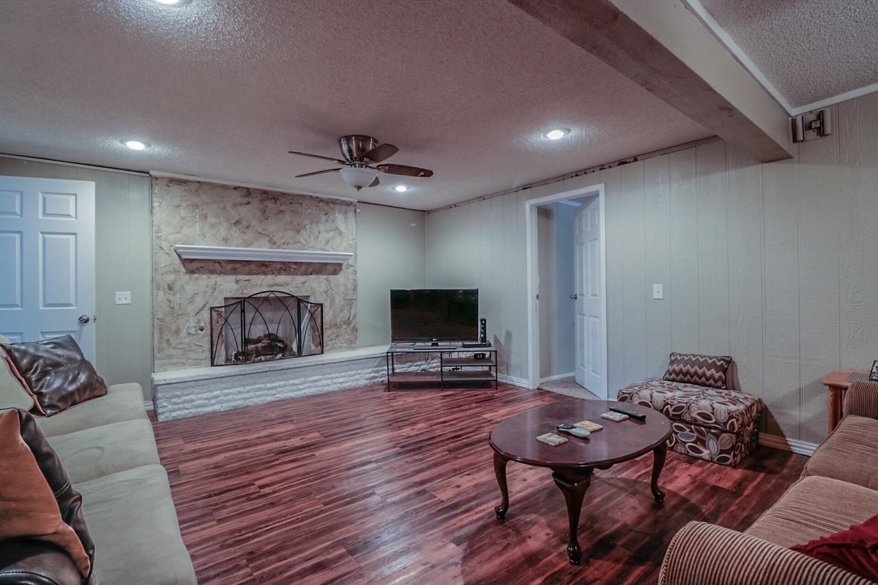 2837 66th St - Photo 2 of 10
