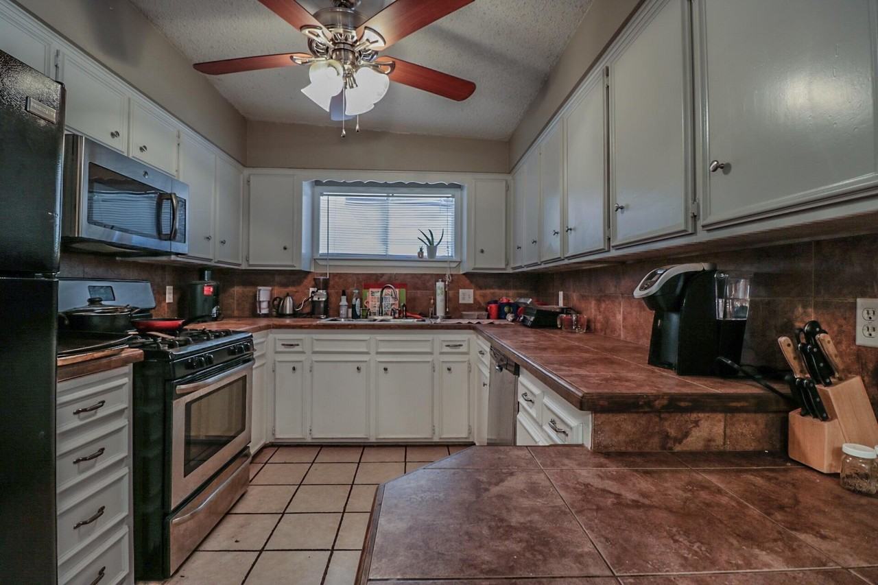 2837 66th St - Photo 6 of 10