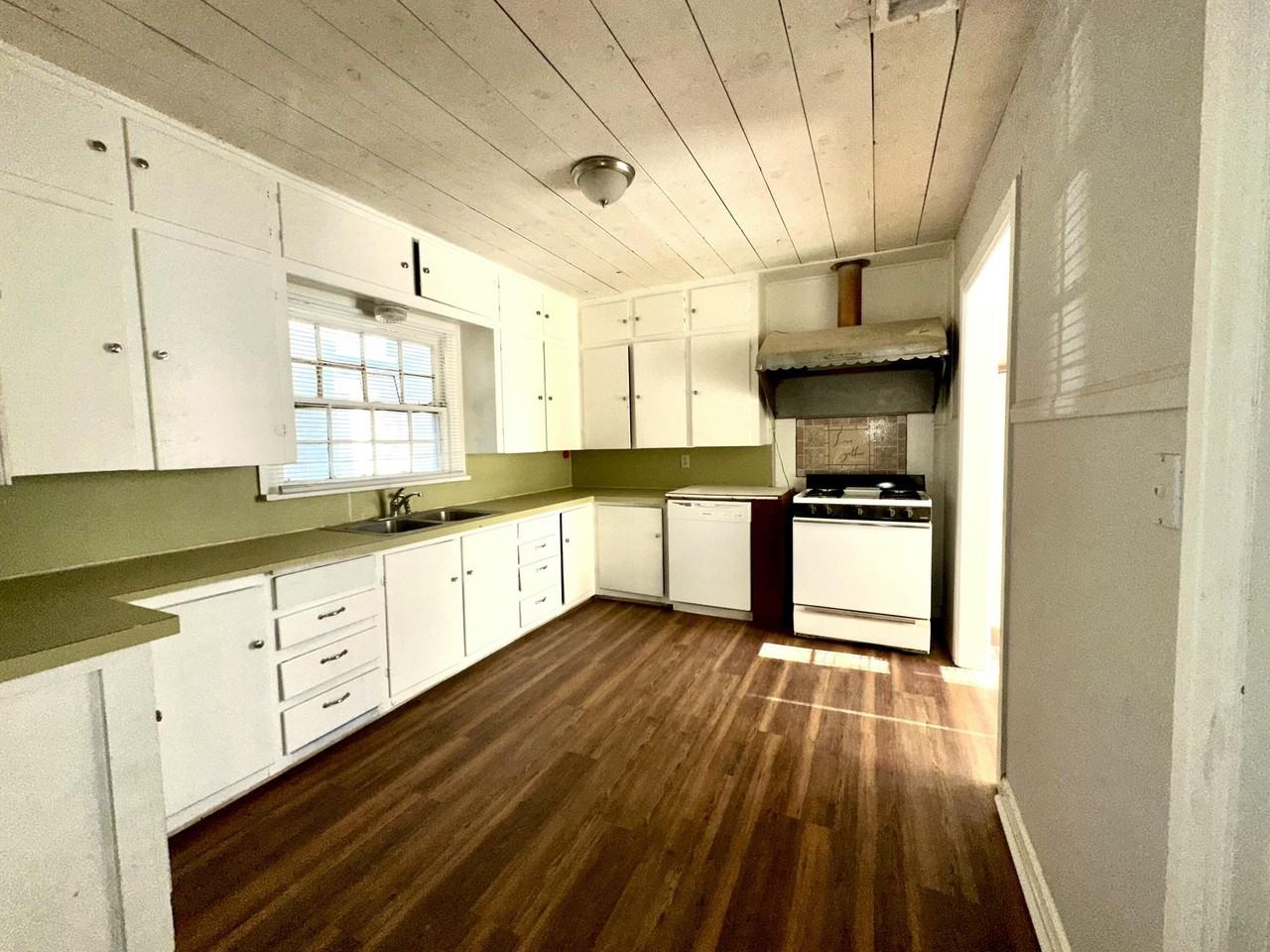 3012 22nd St - Photo 5 of 11