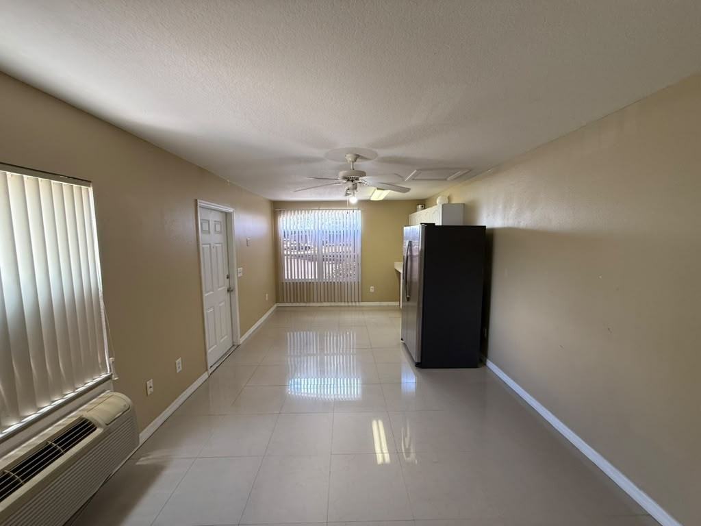 709 Orchid Dr #B - Photo 5 of 30