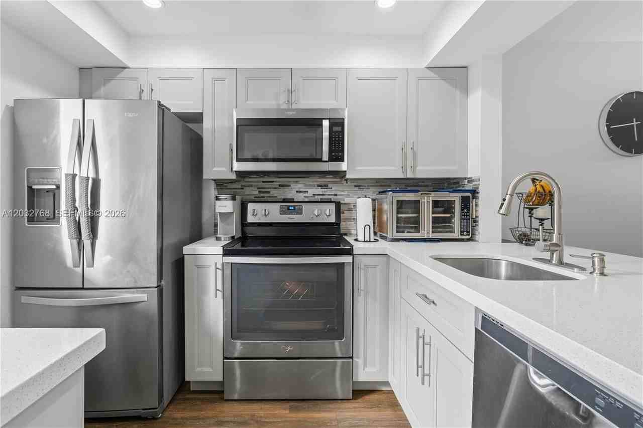 9340 Lagoon Pl #304