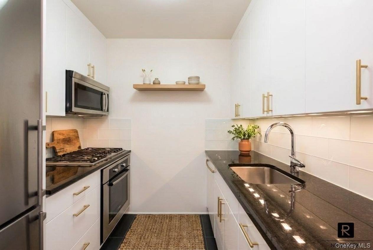 300 E 64th St #9B - Photo 3 of 5