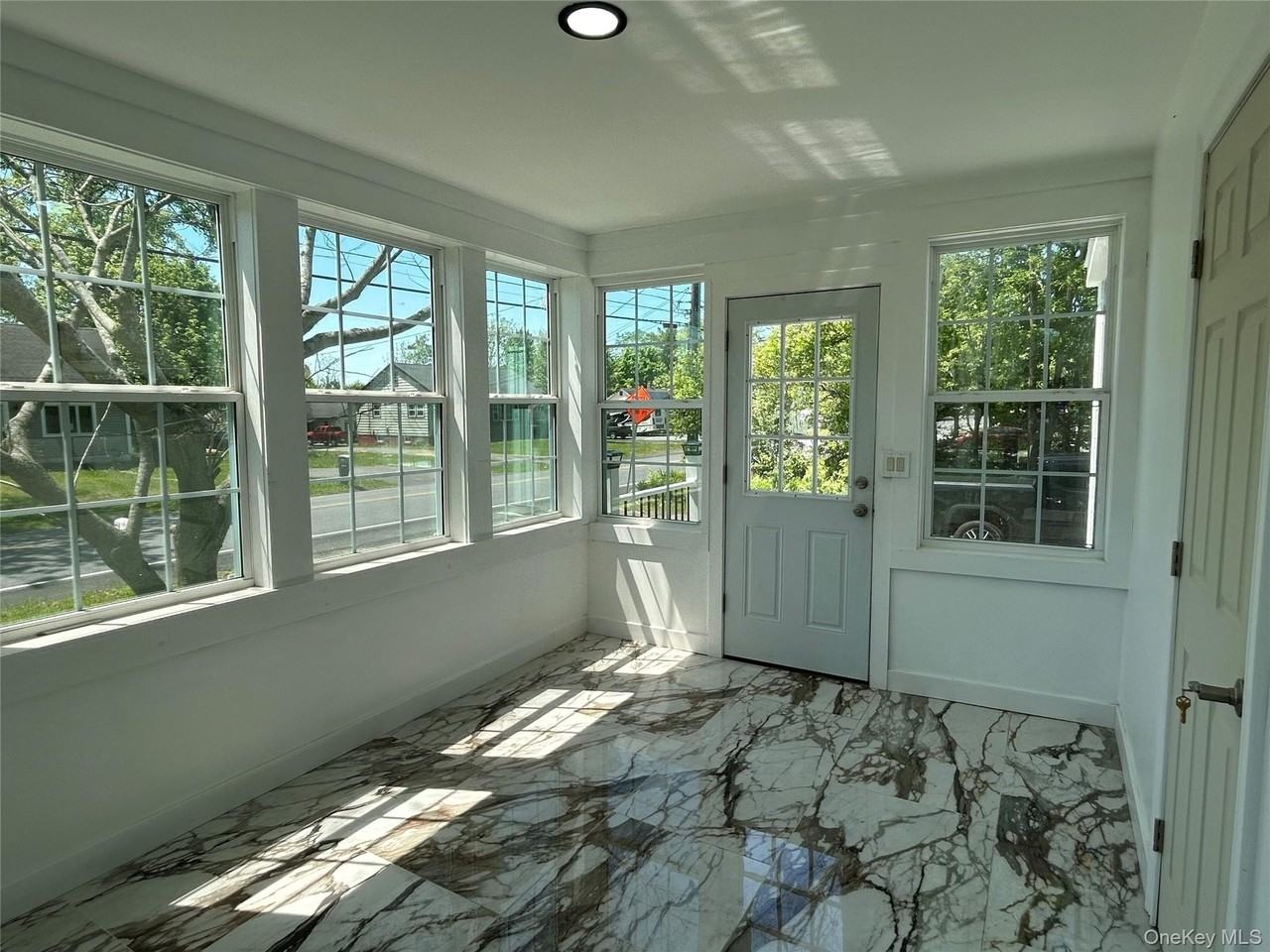 346 Meadow Ave - Photo 4 of 17