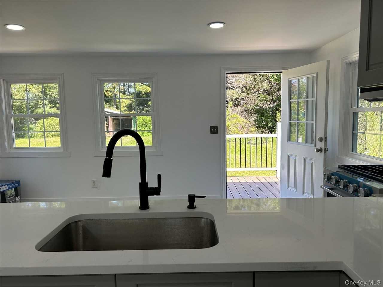 346 Meadow Ave - Photo 6 of 17