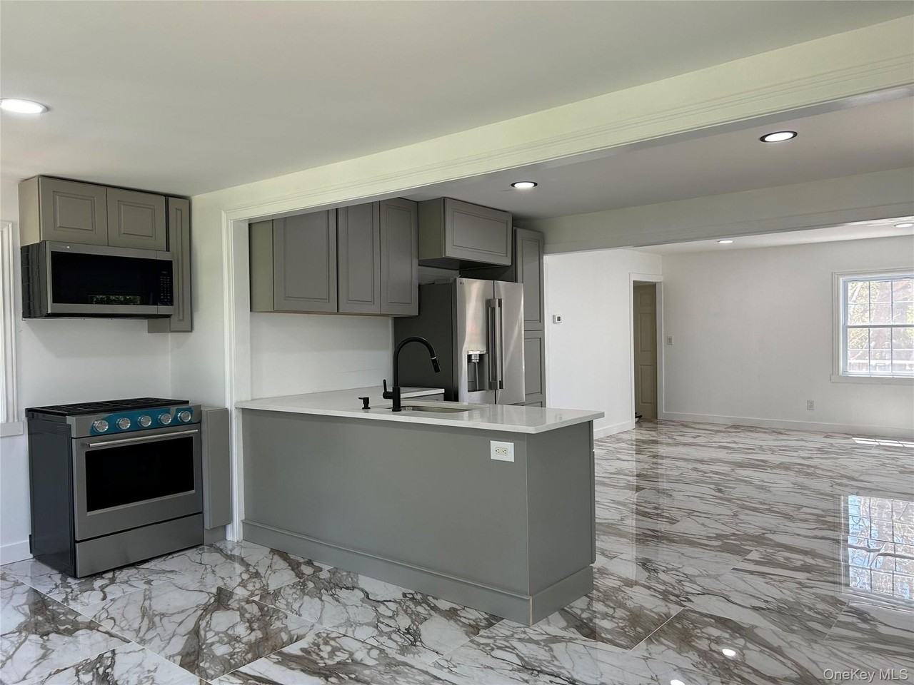 346 Meadow Ave - Photo 7 of 17