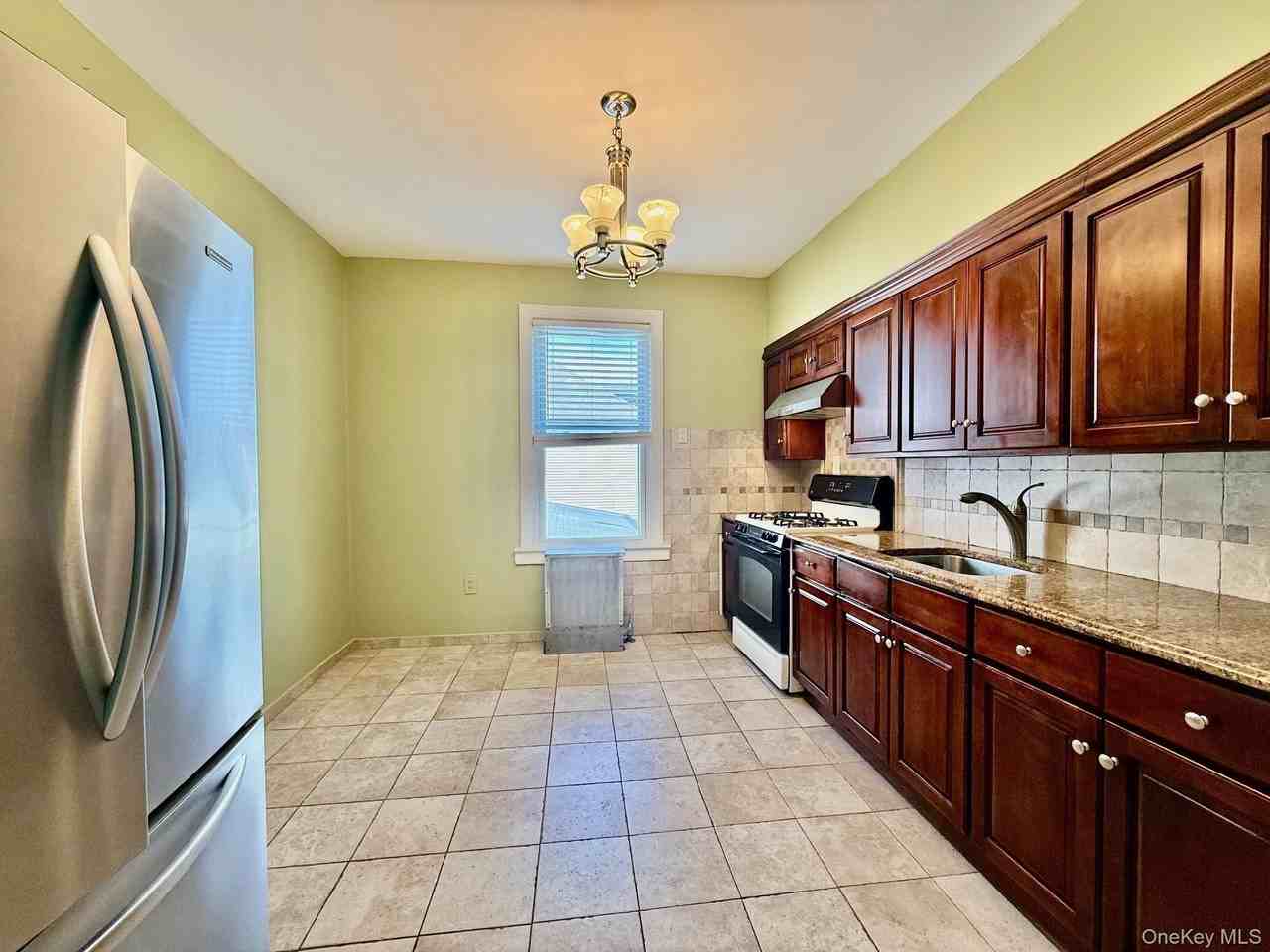 9512 108th Ave - Photo 3 of 7