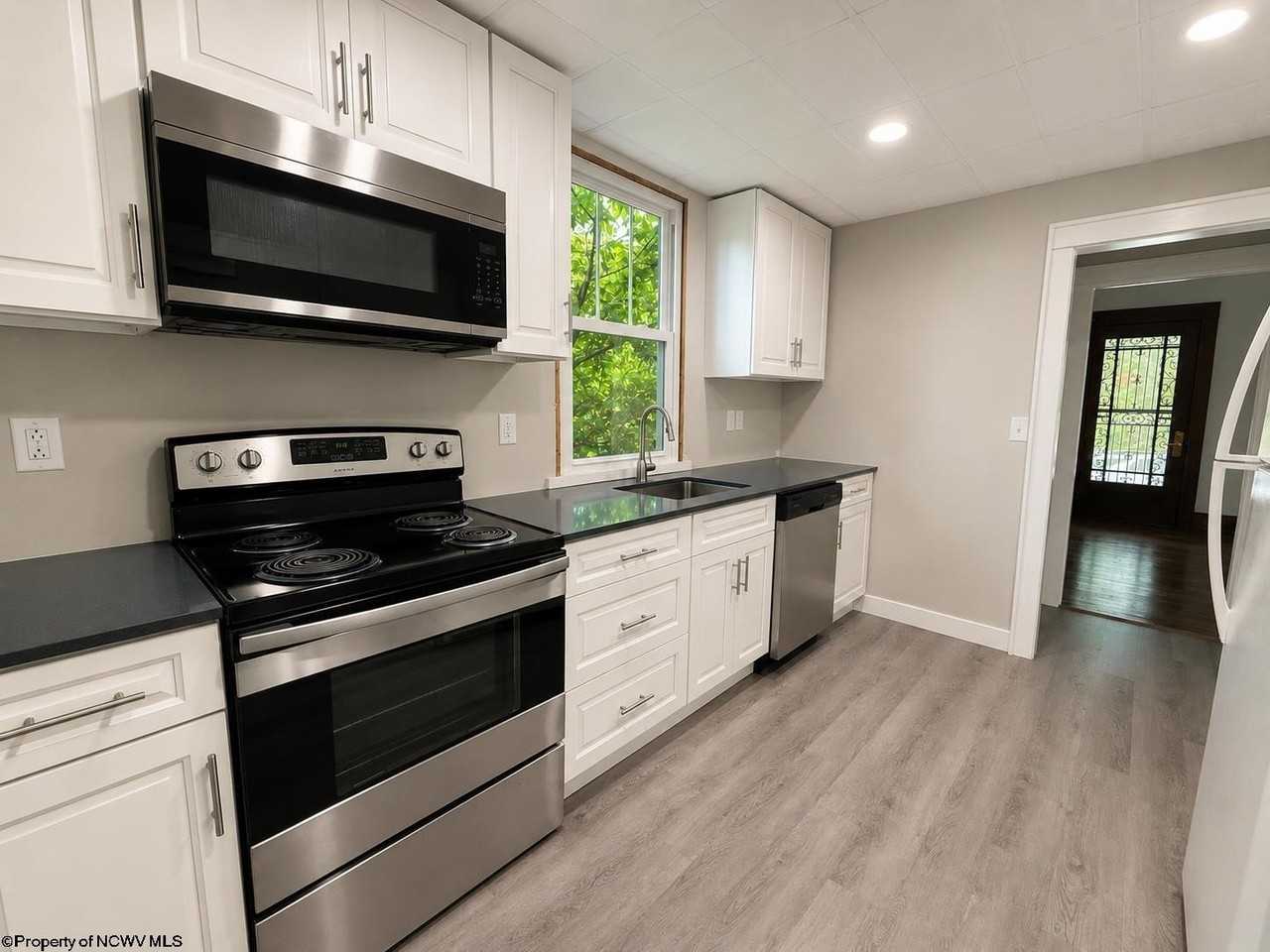 960 Grand St - Photo 3 of 20