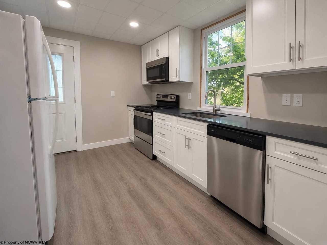 960 Grand St - Photo 4 of 20