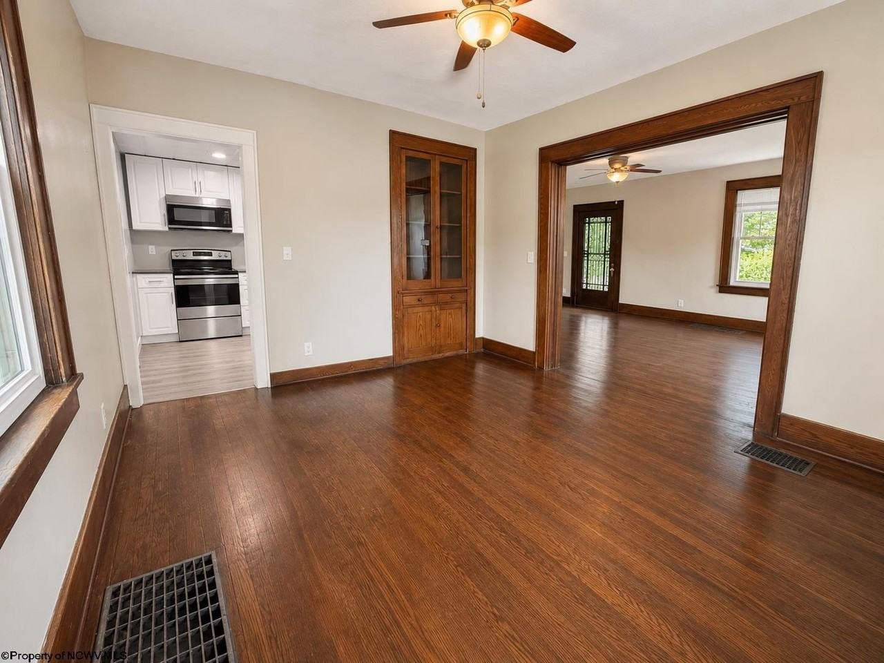 960 Grand St - Photo 5 of 20