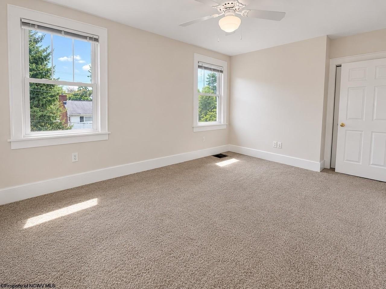 960 Grand St - Photo 6 of 20