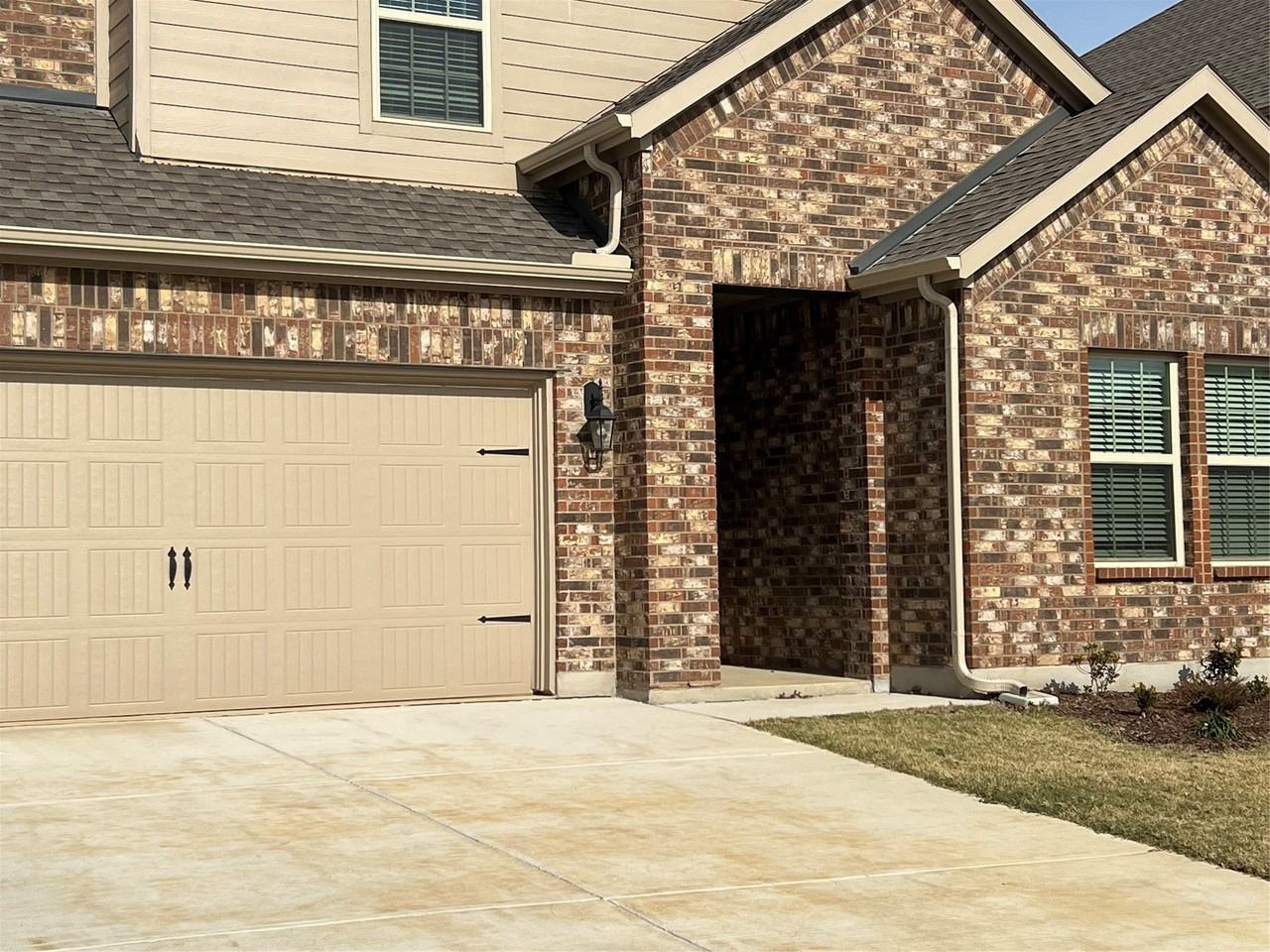 10517 Breezeway Dr - Photo 3 of 30