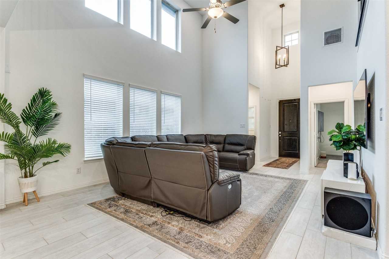 1417 Verbena Ln - Photo 2 of 24