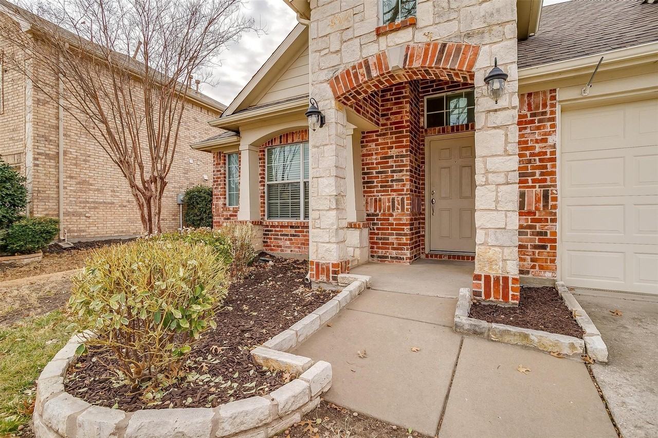 1721 Castle Creek Dr - Photo 3 of 40