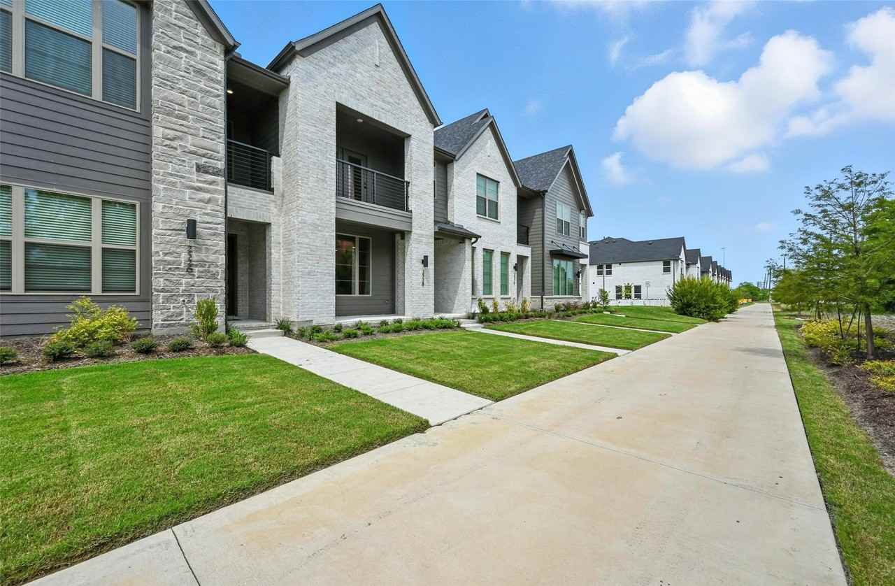 2528 Campden Mews - Photo 2 of 34