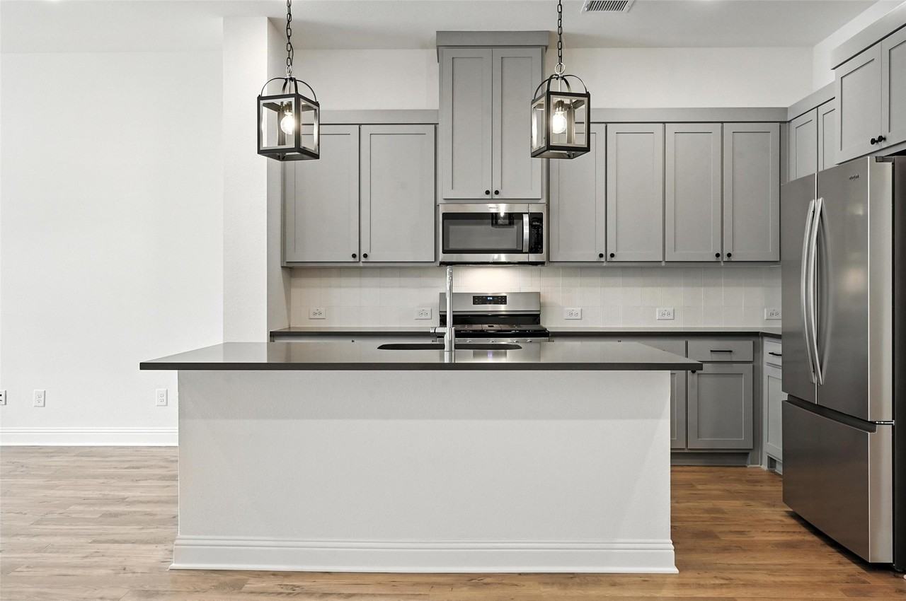 2528 Campden Mews - Photo 6 of 34