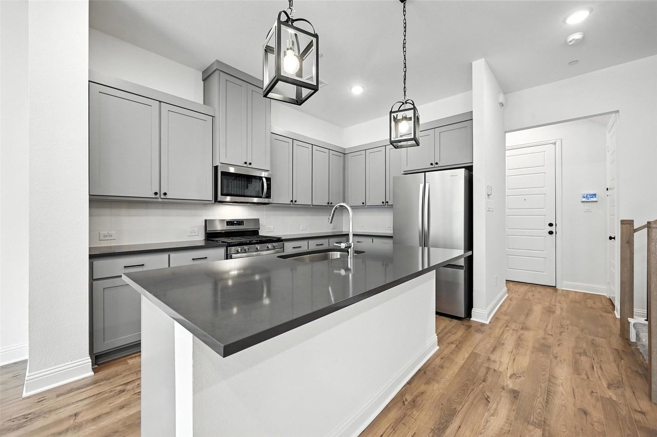 2528 Campden Mews - Photo 7 of 34